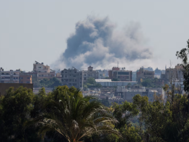 Smoke billows over southern Lebanon following an Israeli strike, amid ongoing cross-border hostilities between Hezbollah and Israeli forces, as seen from Tyre, Lebanon September 25, 2024. REUTERS/Aziz Taher